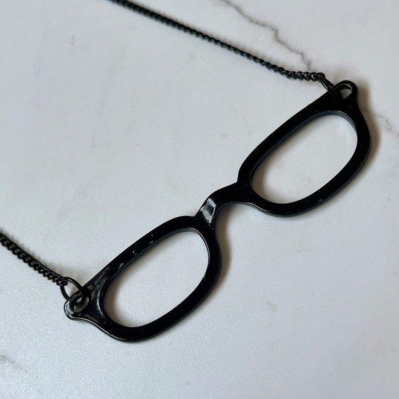 Black mini glasses necklace - Picture 3 of 5